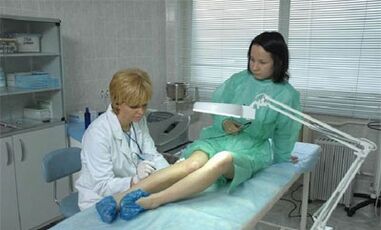 Wie behandelt man Krampfadern an den Beinen